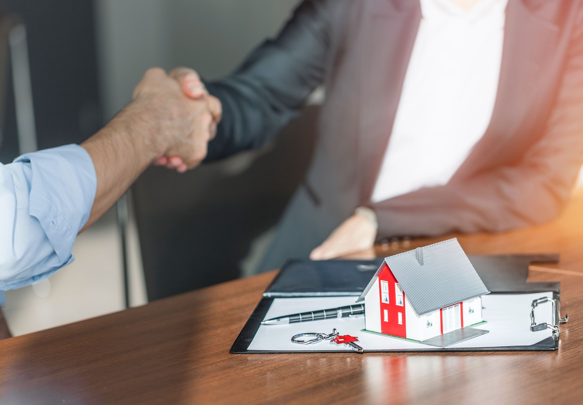 Immobiliengeschäft abschließen, Handschlag mit Makler